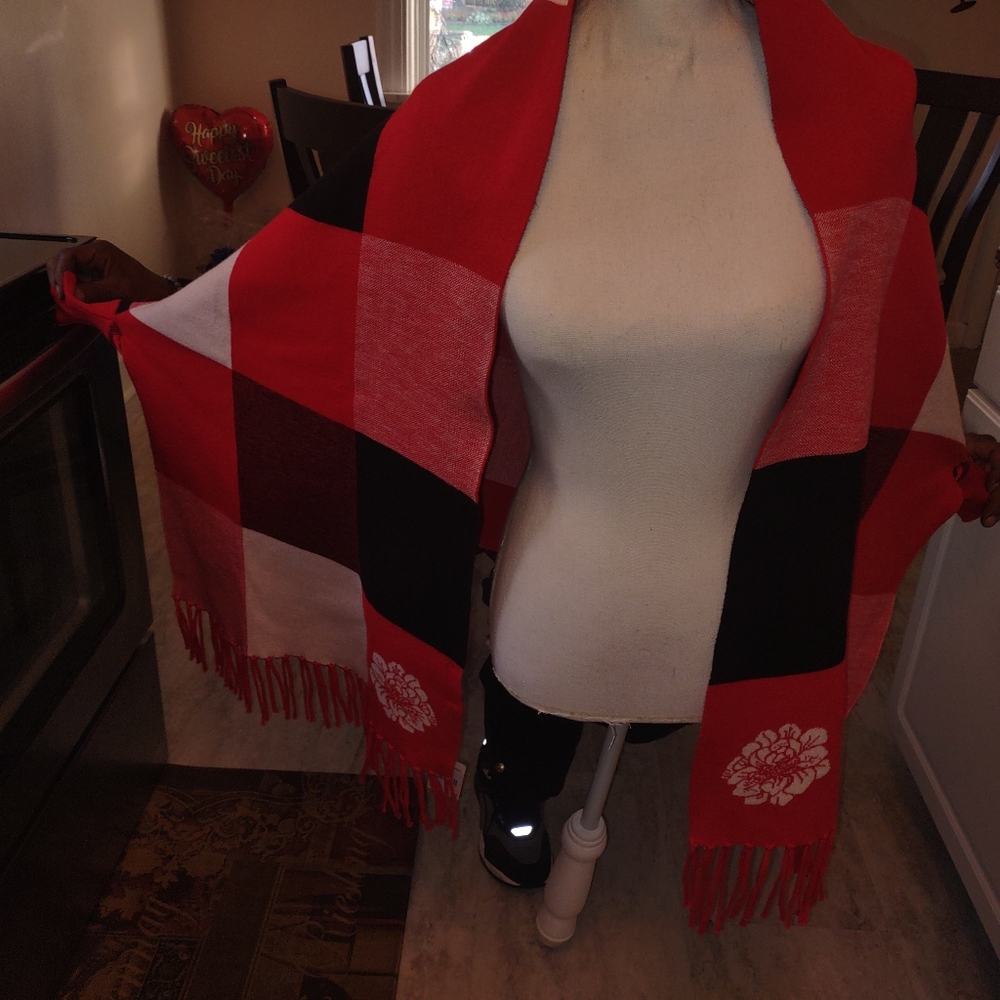 CHANEL Red and Black Checkered Scarf - Picture 8 of 10